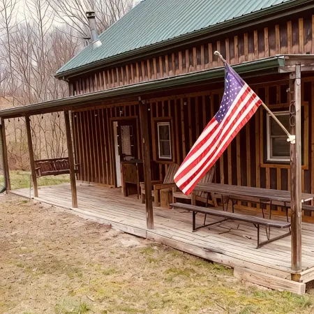 3 bedroom 1 full bath cabin 10 minutes from Cave Run Lake