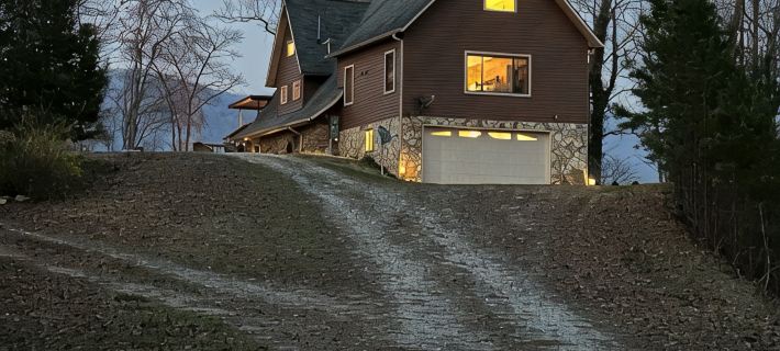 Secluded Cabin Overlooking Fontana Lake & Smoky Mtns NP Hoteles en Condado de Graham