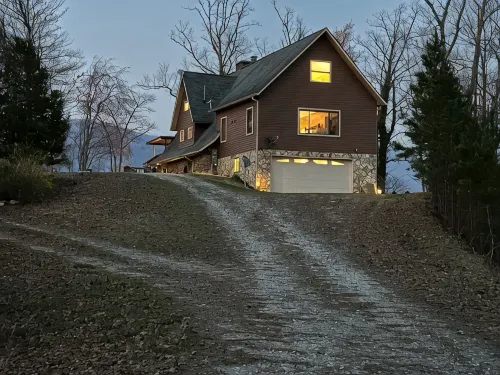 Secluded Cabin Overlooking Fontana Lake & Smoky Mtns NP - 4-Star