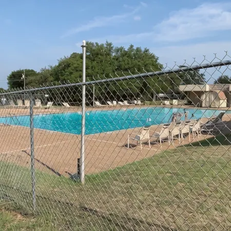 Lake Access / Pool / Private Patio / BBQ  / WiFi / Free Parking / Self Check-in