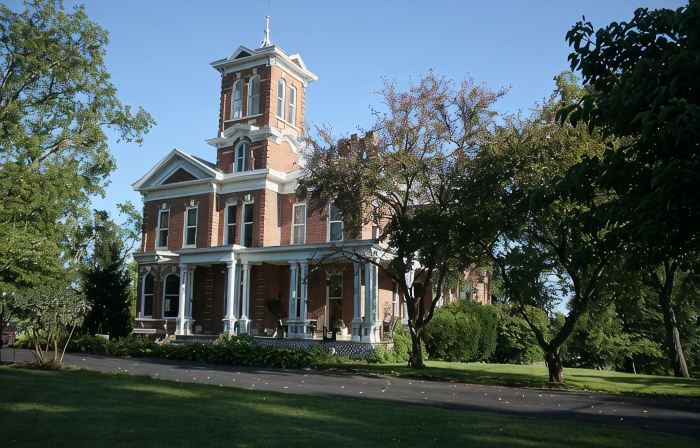 Historic and Inspirational Mansion in quaint MO river town!