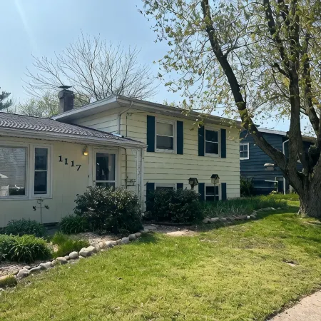 Beach house with Private Heated Pool, Jacuzzi, Firepit. Steps to beach and park.