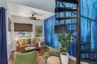 Luxury 2 story condo with 2 bedrooms and 2 balconies in tranquil Melbourne - Boutique