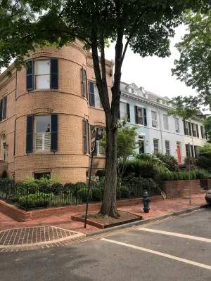 Elegant townhome on quiet street near museums, restaurants, shops, parks & more! - บังกะโล