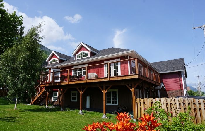 Sockeye house 420 3rd ave Large house located in downtown Accommodates up to 12