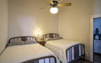 Holland House, built in 1877 filled w/ character and charm located on the square - Wifi