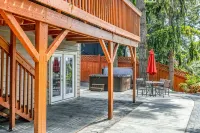 Suite with Hot Tub -AC  - Huge Fenced Yard - Mt. Rainier View - Private Entrance - Boutique