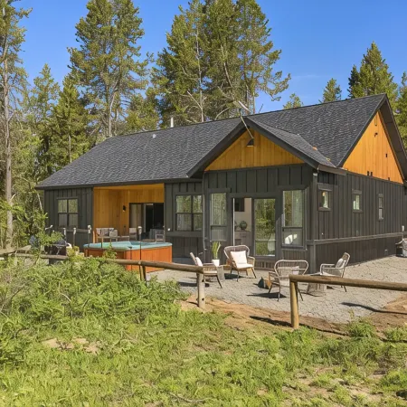 Modern Mtn Retreat: Lakefront, Direct Beach Access & Hot Tub by Tamarack Resort