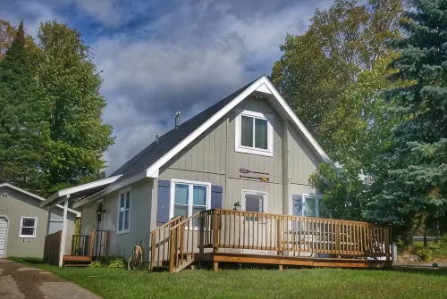 Across the Street from the Lake, Inet and Cable, King Master. Blocks to Downtown - 3-Star