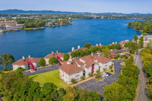 Sophisticated 2BR Lake Condo "The Oar" with open channel views of Lake Hamilton - 4-Star
