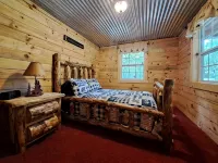 Private pond, fishing, on-site hiking, hot tub and only 15 minutes to Ash Cave! - Boutique