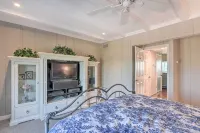 Waterfront Deck and Bay Access Galveston Getaway! - Jacuzzi