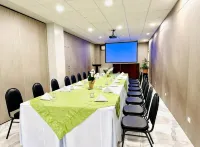 West Plaza Hotel at Lebuu Street - Boutique