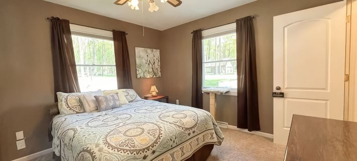 Charming Lake Front Cabin - 3-bedroom house with AC, WiFi in serene Hubbard Lake Hotels in Alcona County