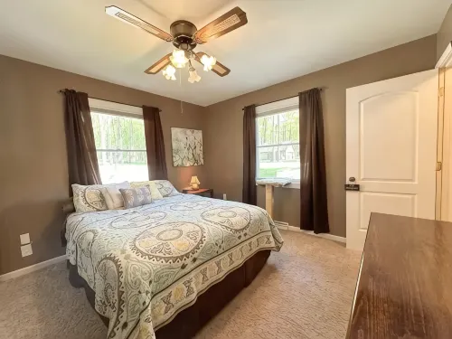 Charming Lake Front Cabin - 3-bedroom house with AC, WiFi in serene Hubbard Lake - 3 étoiles