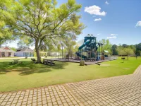 Biloxi Resort Cottage w/ Pool & Lake Access! Hoteles en Latimer