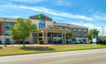 Holiday Inn Express & Suites Beeville