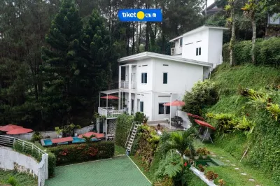 Villa Ry Puncak 4Br with Private Pool Hotels in Cisarua