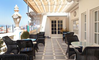 1. Hotel At..