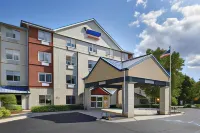 Fairfield Inn & Suites Detroit Livonia Hotels in der Nähe von Zap Zone Glo-Golf