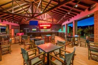 โรงแรมอีโอลีอัน วิลเลจบีชรีสอร์ท - ที่มีบาร์