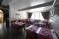 Auberge du Hérisson Hotels in Syam