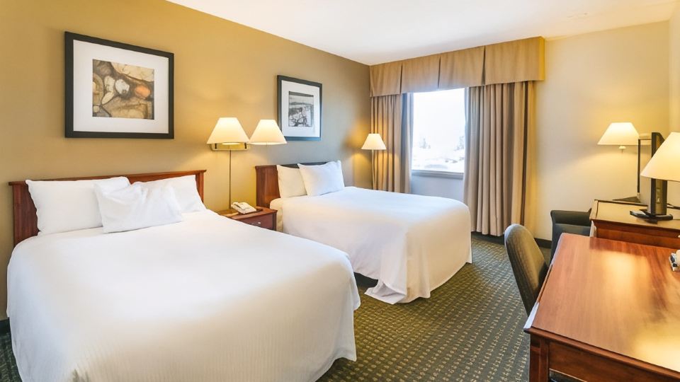 Ramada by Wyndham Thunder Bay Airlane Hotel