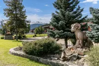 Tonquin Inn Hotel dekat Jasper Park Stables at the Fairmont Jasper Park Lodge
