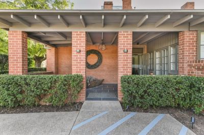 Hotel Exterior The Houston Photo