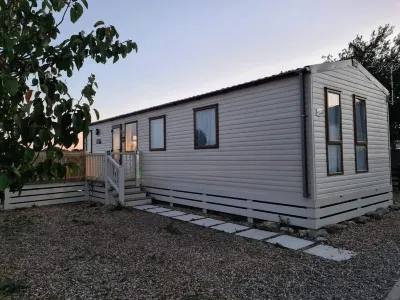 LAKESIDE 3-bedroom holiday home with HOT TUB Hotels in 