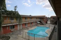Chateau Inn & Suites - piscina