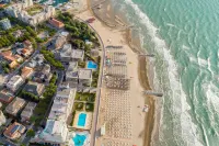 Family friendly apartment with shared outdoor pool Hotels in 