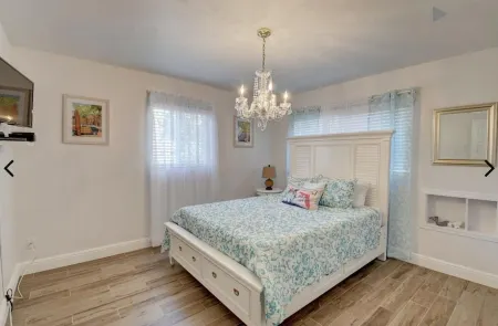 Downtown Delray Beauty heated pool home Sleeps 10 and close to beach Отели рядом с достопримечательностью «The Art Arena Gallery»