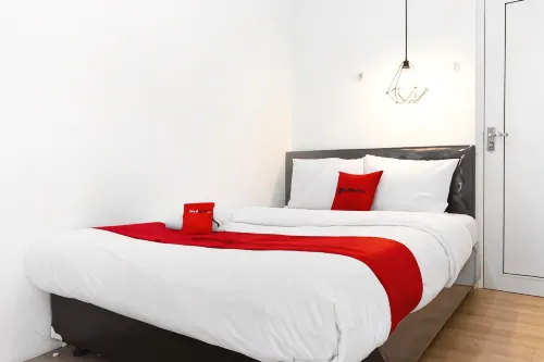 RedDoorz Near Sam Poo Kong 3 Semarang Hotel a West Semarang