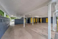 1st floor apt B. 1 mile from waterfront and downtown. Just 2 miles from beach!