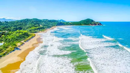 Franca's House - Piscina - Praia do Rosa Отели рядом с достопримечательностью «Ponta da Piteira»