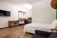 VIca Guest House Con Piscina en la Entrada de la Zona Hotelera