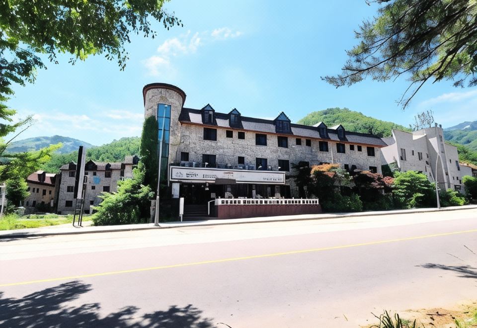 [설악산과 동해바다 그리고 온천 숙소의 아름다운 전경]