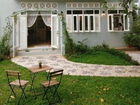 Lada House Отели рядом с достопримечательностью «Wat Chedi Sao Lang»