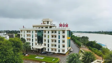 Hotel MGM Grand Отели рядом с достопримечательностью «Sri Mukeshwara Swamy Temple, Sri Kalahasti»