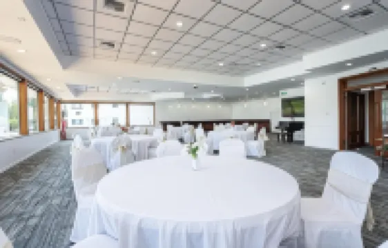 Oyster Bay Inn & Suites