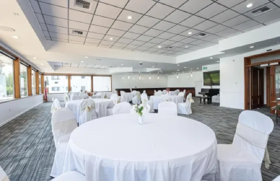 Oyster Bay Inn & Suites