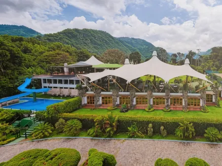 Hotel Posada de Don Rodrigo Panajachel Отели рядом с достопримечательностью «Porta Hotel del Lago»