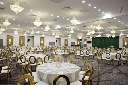 Ramada by Wyndham DFW Airport Отели рядом со станцией Trinity Rail Express - CentrePort/DFW Airport Station