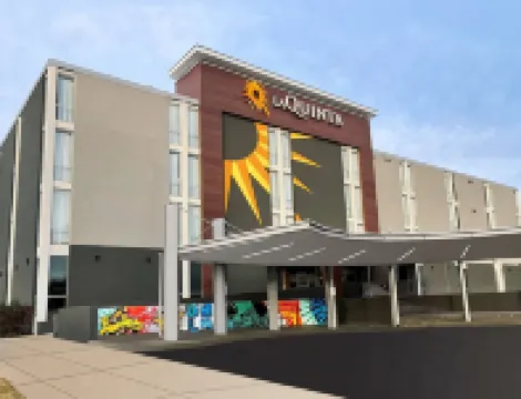 La Quinta Inn & Suites by Wyndham Tulsa Downtown/Route 66