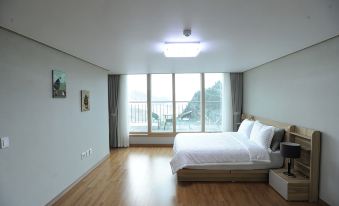 Geoje Atria Hill Pension