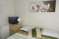 Tiny Single Shared Bathroom Room (Ssbyr) Hotels in Harlington