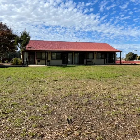 Outback Quarters Motel Hay and Restaurant