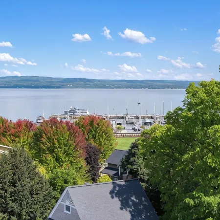Now Booking for Summer 2026! Stunning Panoramic Lake Views in Downtown Petoskey! Отели в г. Петоски