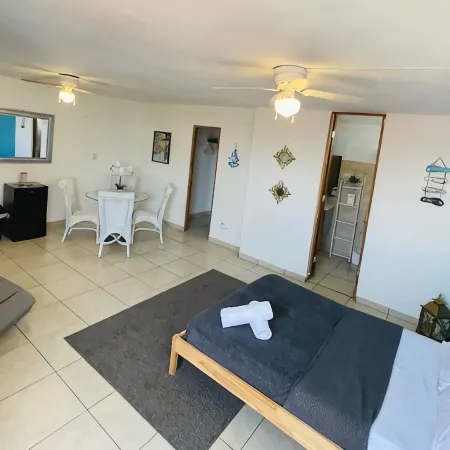 Caracoles #2 Apartment 7 Min to Airport & Free WI-FI